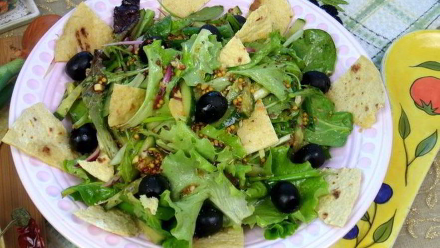 Рецепт салата из зелени с оливками