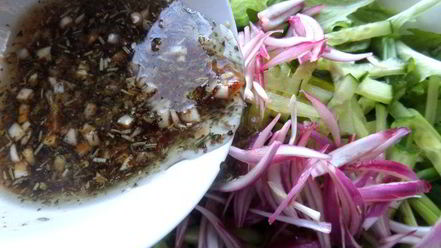 Рецепт салата из зелени с оливками