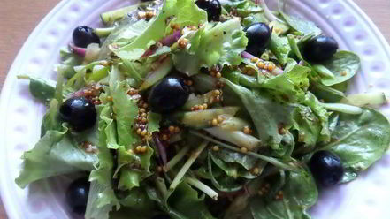 Рецепт салата из зелени с оливками