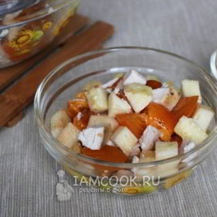 Рецепт Салата куриного с хурмой и яблоками