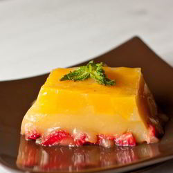 Рецепт Желе Мимоза с персиками и клубникой