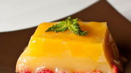 Рецепт желе мимоза с персиками и клубникой