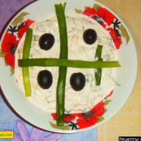 Салат на оливковом масле с яйцом и зеленым луком