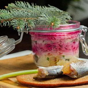 Рецепт Сельди под шубой с пряной килькой, фаршированной щучьей икрой на чесночном хлебе