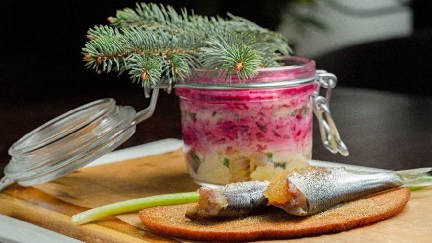 Рецепт сельди под шубой с пряной килькой, фаршированной щучьей икрой на чесночном хлебе