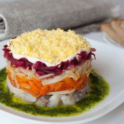 Рецепт Сельди под шубой с зеленым чесночным соусом