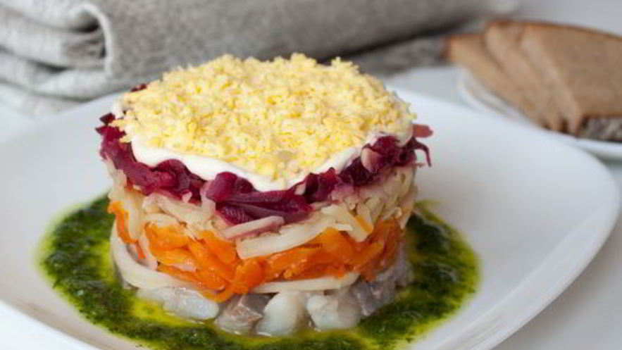 Рецепт сельди под шубой с зеленым чесночным соусом