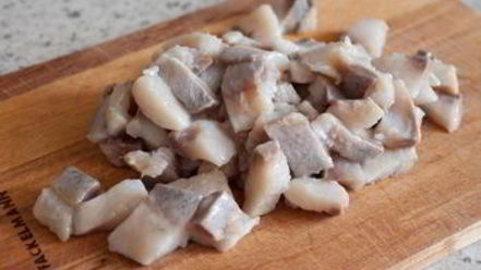 Рецепт сельди под шубой с зеленым чесночным соусом