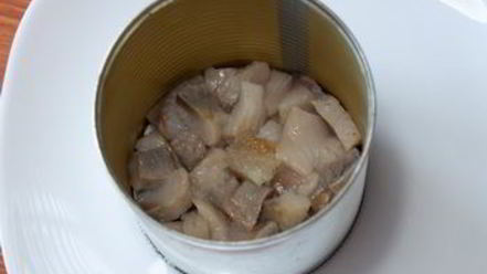 Рецепт сельди под шубой с зеленым чесночным соусом