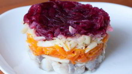 Рецепт сельди под шубой с зеленым чесночным соусом