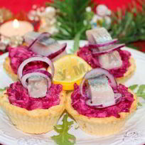 Сельдь под шубой в картофельных тарталетках