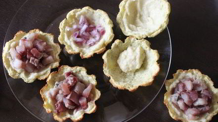 Рецепт селедки под шубой в картофельных корзинках