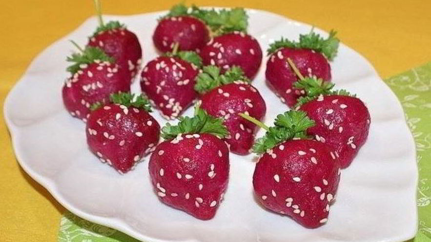 Рецепт селедки под шубой в виде клубники