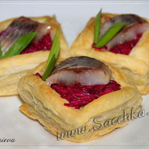 Рецепт Закуски из слоеного теста Селедка под шубой