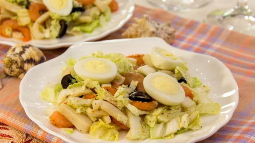 Рецепт салата с кальмарами, креветками и пекинской капустой