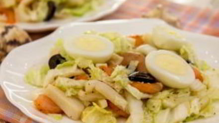 Рецепт салата с кальмарами, креветками и пекинской капустой