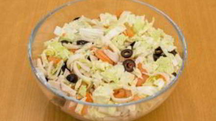 Рецепт салата с кальмарами, креветками и пекинской капустой