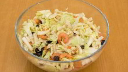 Рецепт салата с кальмарами, креветками и пекинской капустой