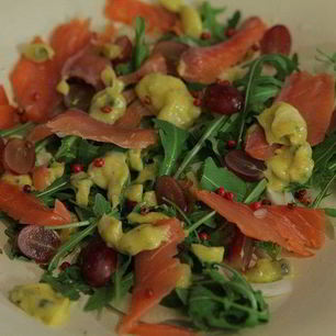 Рецепт Салата с копченой семгой, виноградом и домашним майонезом