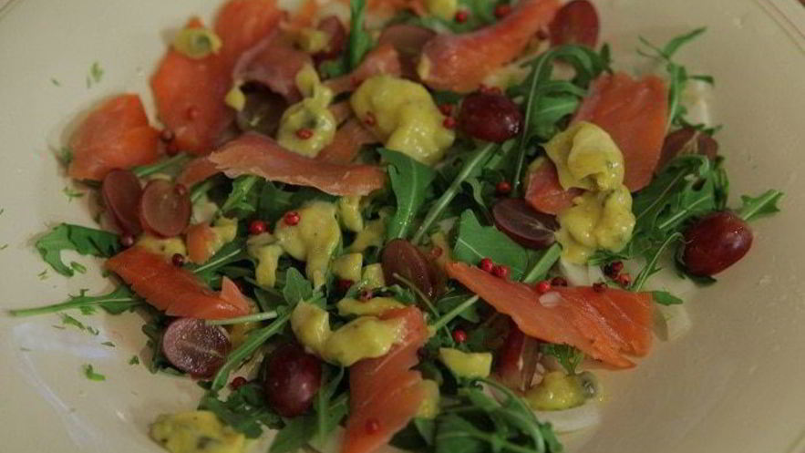 Рецепт салата с копченой семгой, виноградом и домашним майонезом