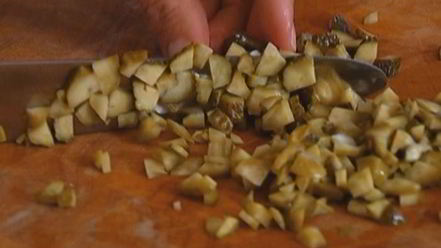 Рецепт салата с копченой семгой, виноградом и домашним майонезом