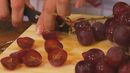 Рецепт салата с копченой семгой, виноградом и домашним майонезом