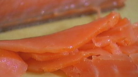 Рецепт салата с копченой семгой, виноградом и домашним майонезом