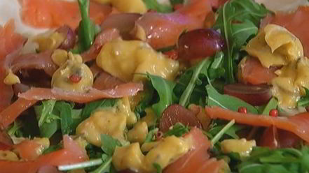 Рецепт салата с копченой семгой, виноградом и домашним майонезом