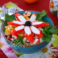 Салат с крабовыми палочками, апельсином и кукурузой