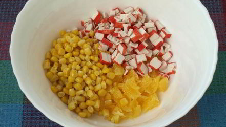 Рецепт салата с крабовыми палочками, апельсином и кукурузой