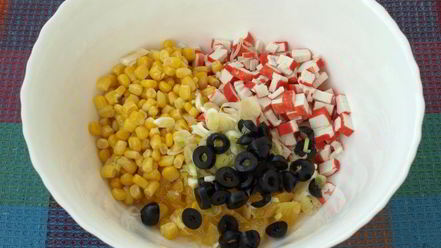 Рецепт салата с крабовыми палочками, апельсином и кукурузой