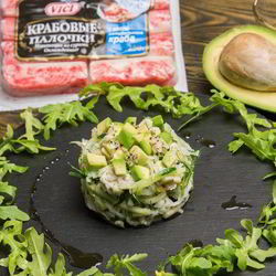 Рецепт Салата с крабовыми палочками и авокадо