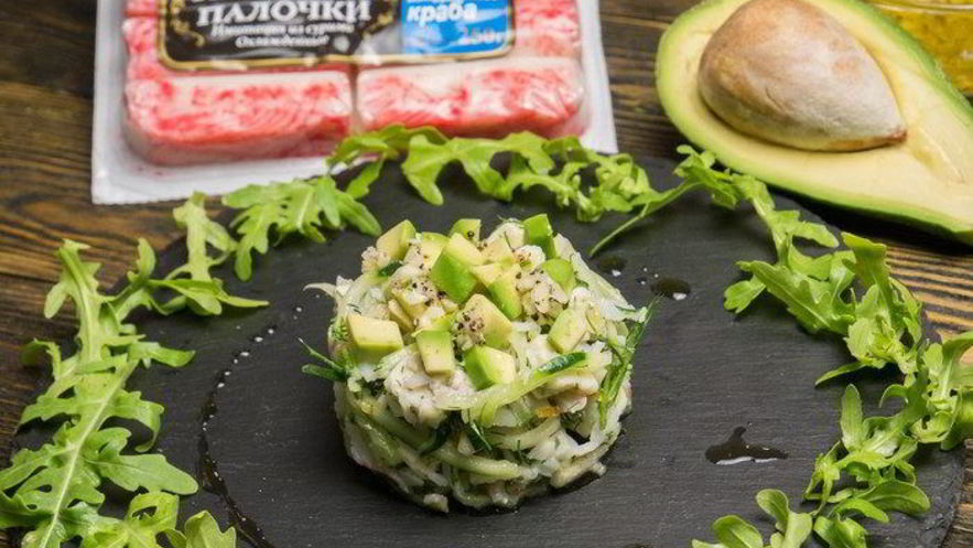 Рецепт салата с крабовыми палочками и авокадо
