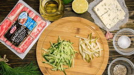 Рецепт салата с крабовыми палочками и авокадо