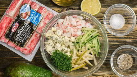 Рецепт салата с крабовыми палочками и авокадо