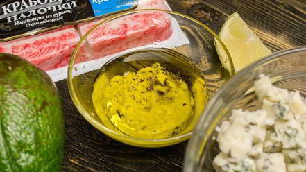 Рецепт салата с крабовыми палочками и авокадо