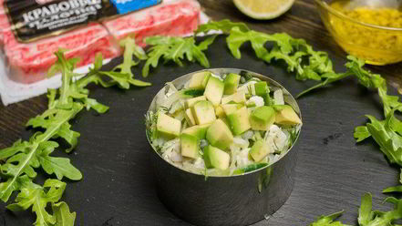 Рецепт салата с крабовыми палочками и авокадо