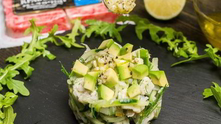 Рецепт салата с крабовыми палочками и авокадо