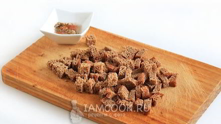 Рецепт салата с курицей и сухариками