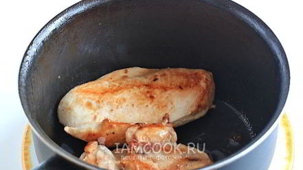 Рецепт салата с курицей и сухариками