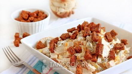 Рецепт салата с курицей и сухариками