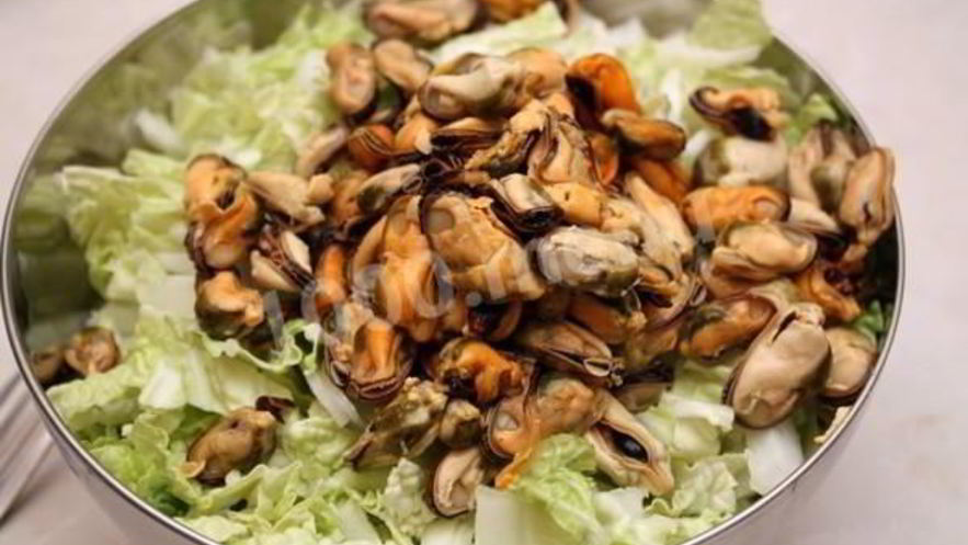 Рецепт салата с мидиями без яиц