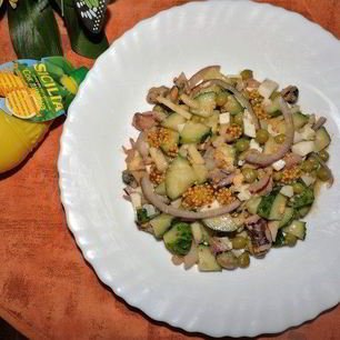 Рецепт Салата с морепродуктами и лимонно-горчичным соусом