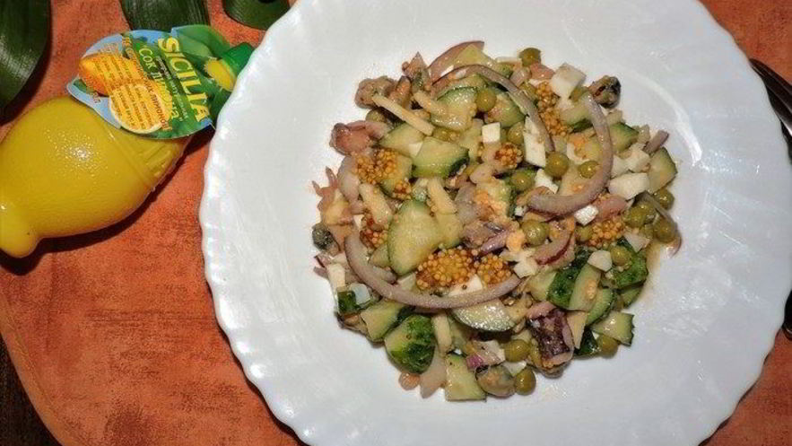 Рецепт салата с морепродуктами и лимонно-горчичным соусом