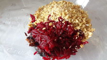 Рецепт салата с орехами и черносливом