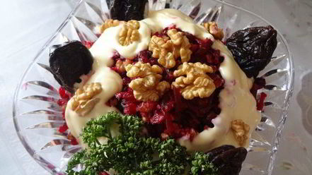 Рецепт салата с орехами и черносливом