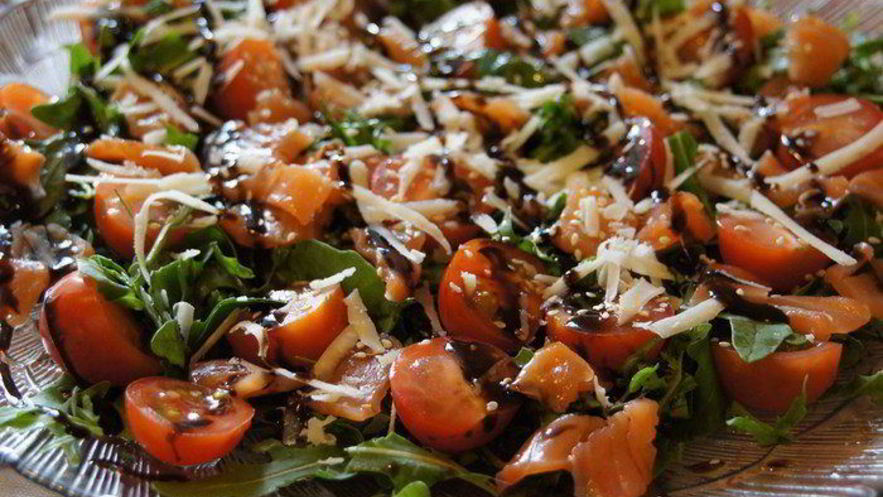 Рецепт салата с руколой и лососем