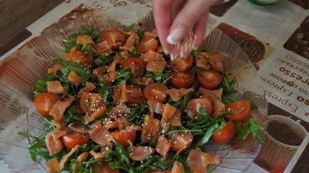 Рецепт салата с руколой и лососем