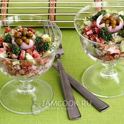 Рецепт Салата с сухариками и копченой колбасой