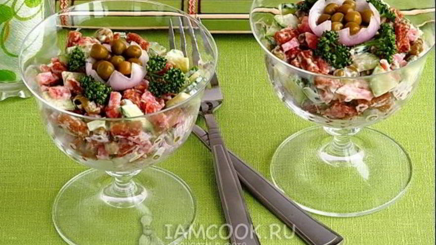 Рецепт салата с сухариками и копченой колбасой